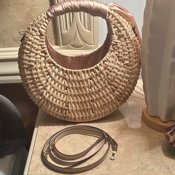 Chic Tan Woven Shoulder Bag with Pink Satin Details - Picture 3 of 4